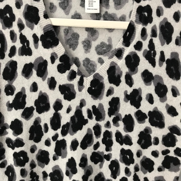 Rachel Zoe 100% Cashmere Snow Leopard Print V Neck Long Sleeve Sweater Size XS - Picture 4 of 7